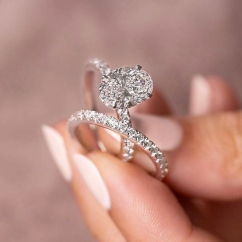 A_diamond_ring_held_in_hand.jpg