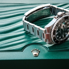 A_rolex_watch_and_its_box.jpg