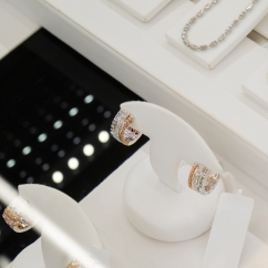 Diamond_jewelry_on_display_in_a_store.jpg