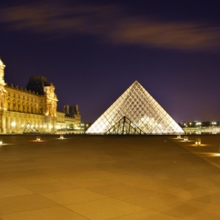 Louvre_Museum_at_night.jpg