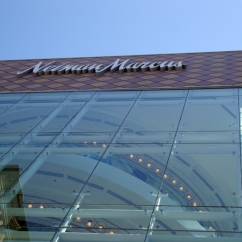 Neiman_Marcus_Sign_on_top_of_building.jpg