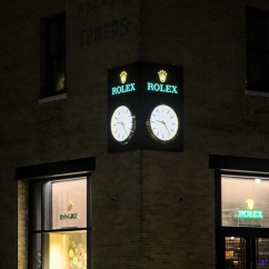 Rolex_on_building_with_clock_in_Manhattan.jpg