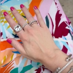 Woman_wearing_diamond_rings_and_bracelets.jpg