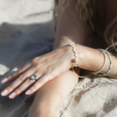 Woman_wearing_jewelry_in_summer.jpg