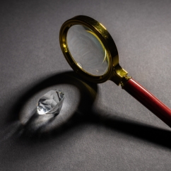 maginifying_glass_with_diamond.jpg