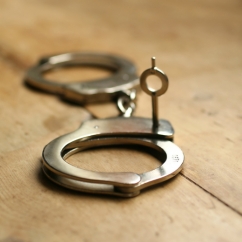 police_handcuffs_with_keys.jpg